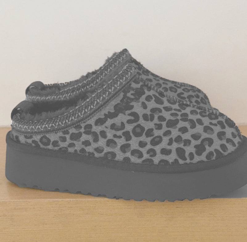 U090150210  Adult slippers