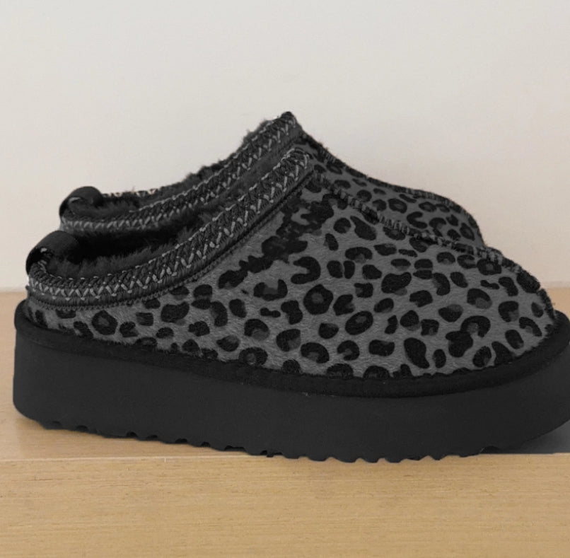U090150210  Adult slippers